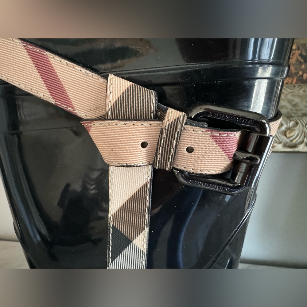 Burberry Women's Kenyon Nova Belt
Rainboots Size: 38 Made in Italy - Picture 3 of 13